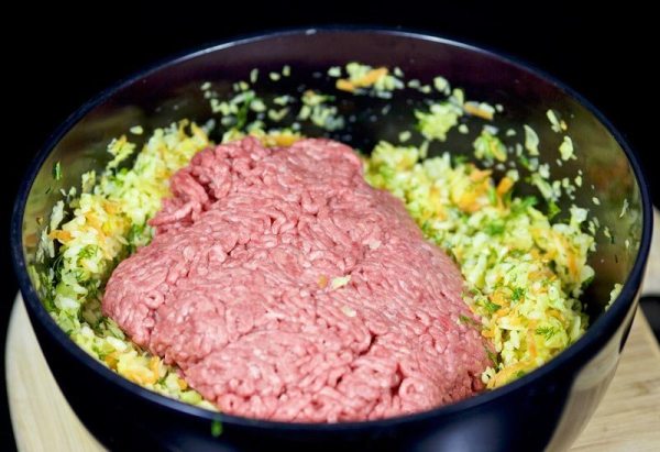 Добавить в миску мясной фарш