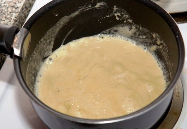 Смешиваем муку и масло