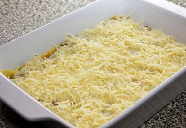 Посыпаем лазанью сыром