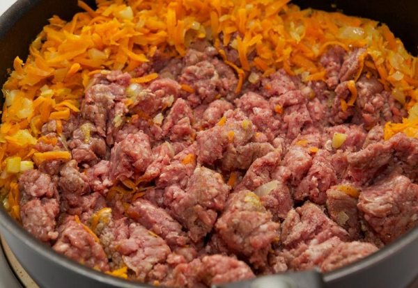 Добавляем фарш в сковородку