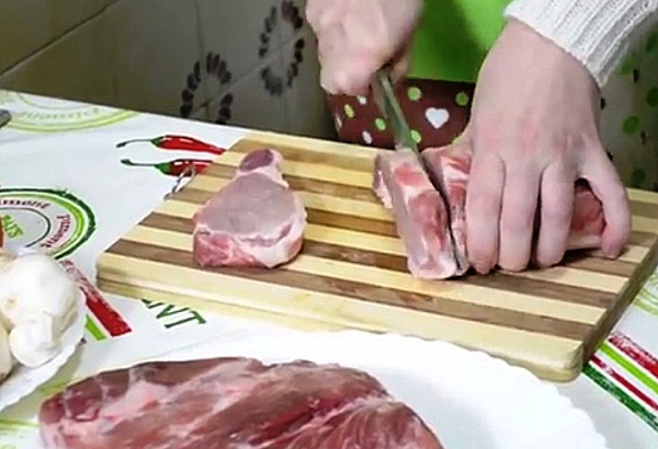 Нарезаем мясо толстыми ломтиками