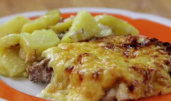 Подаем мясо по французски с картошкой и грибами на стол