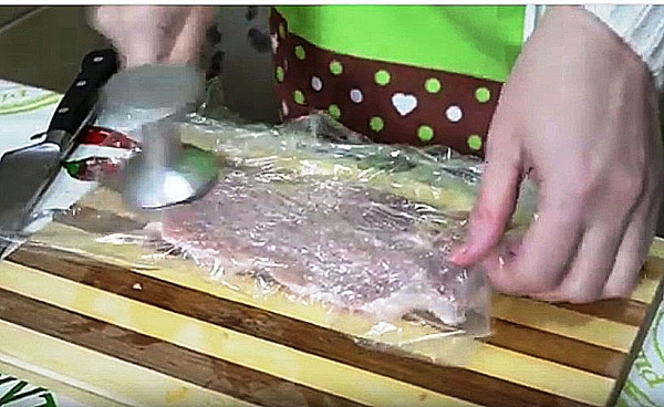 Отбиваем свинину кухонным молотком