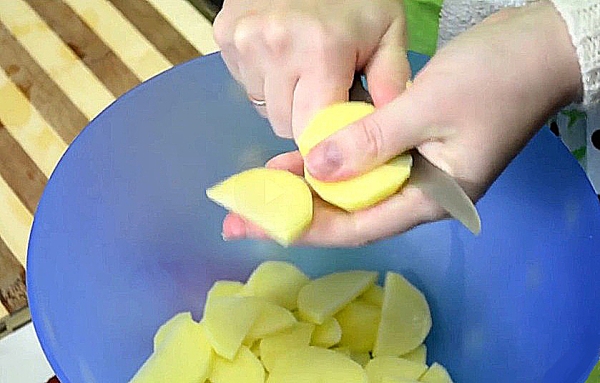 Чистим и режем картошку