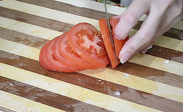 Нарезаем помидоры кружочками