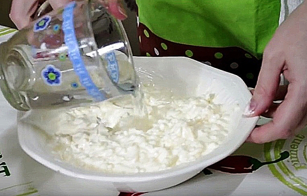 Смешиваем лук и майонез с водой