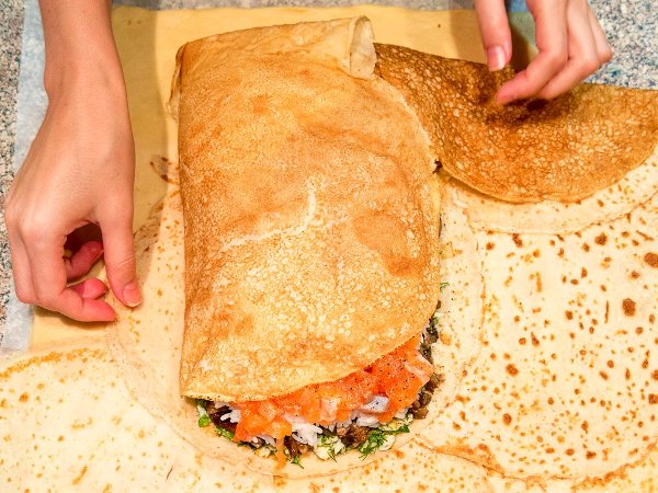 Начинка для кулебяки завернута в блинчики