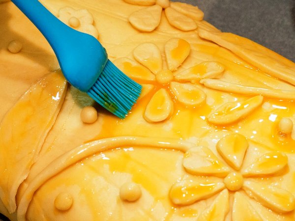 Украшаем пирог кулебяка узорами из теста