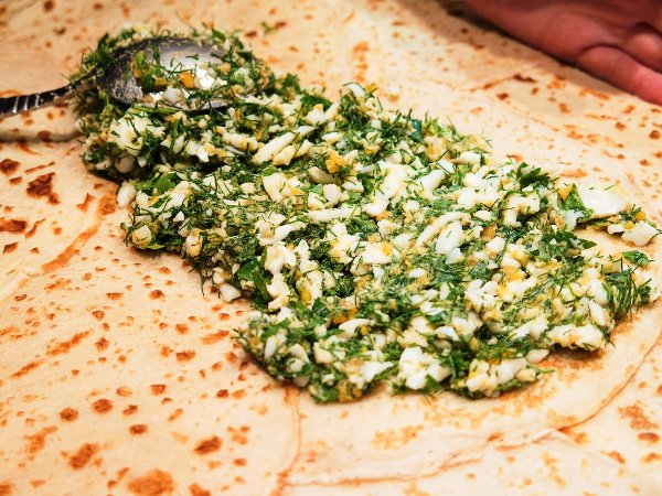 Первый слой начинки - рубленые яйца с укропом