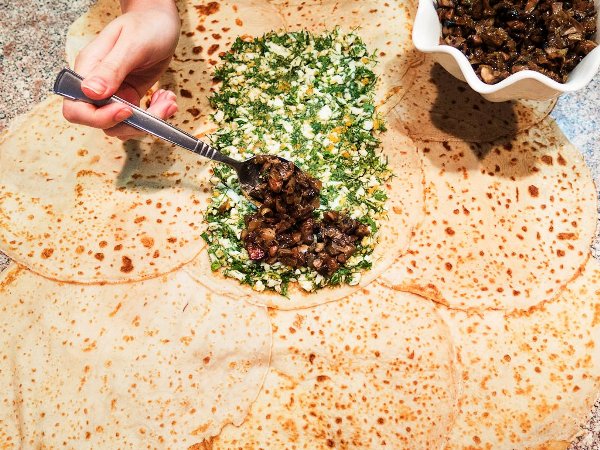 Второй слой начинки для кулебяки - жареные грибы с луком