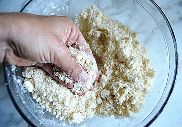 Смешиваем масло с мукой