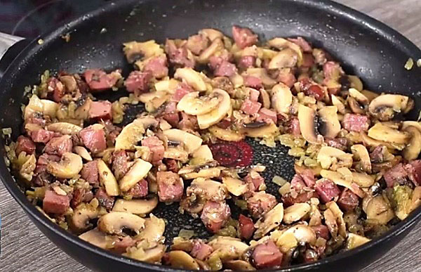 Курица с грибами запеченная