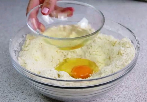 Творожный пирог из песочного теста 