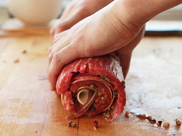 Рулет из свинины с начинкой