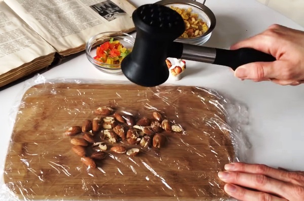 Орехи измельчаем молотком
