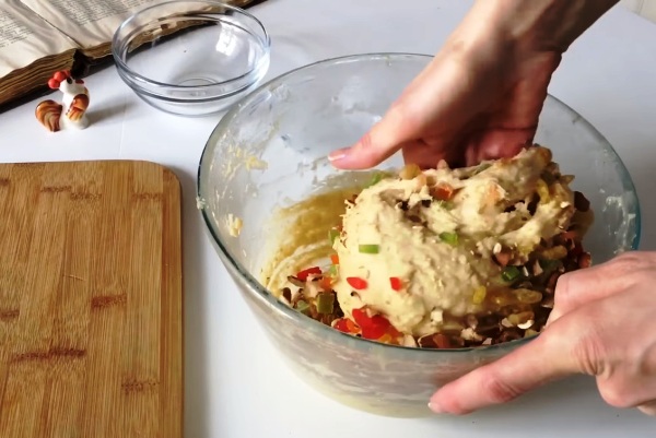Тесто перемешать с цукатами и изюмом
