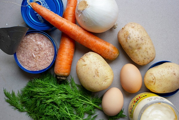 Салат мимоза с рыбными консервами классический