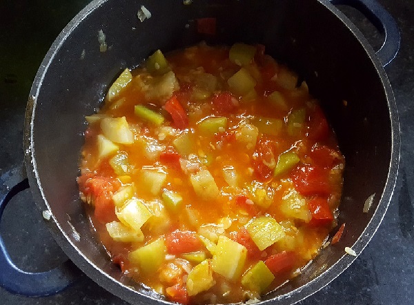Кабачок тушеный с овощами на сковороде