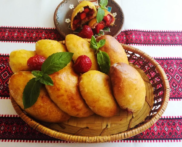 Пирожки с клубникой в духовке из дрожжевого теста