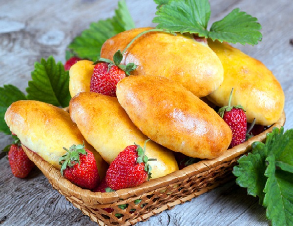 Печеные пирожки с клубникой в духовке