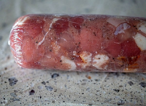Завернуть мясо в пленку