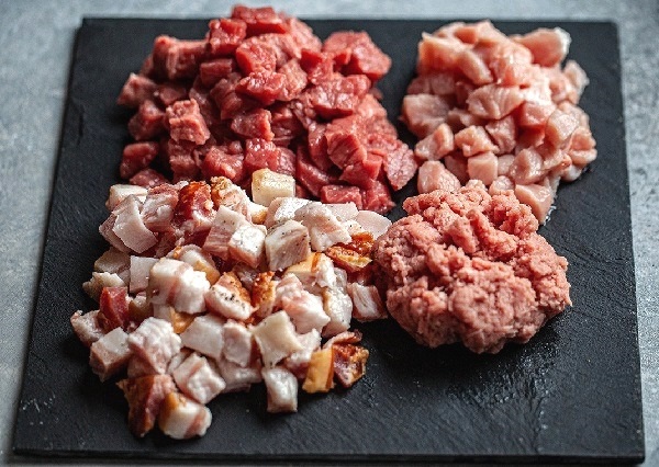 Смешать все виды мяса