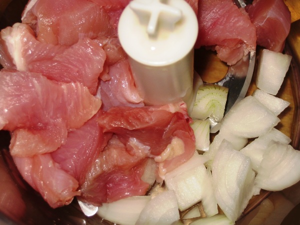 Перемалываем мясо индейки на фарш