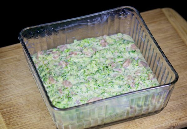 Выливаем тесто для кабачковой запеканки в форму