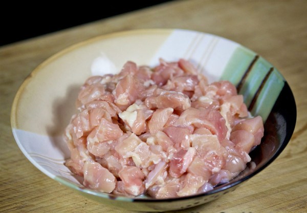 Нарезаем курицу