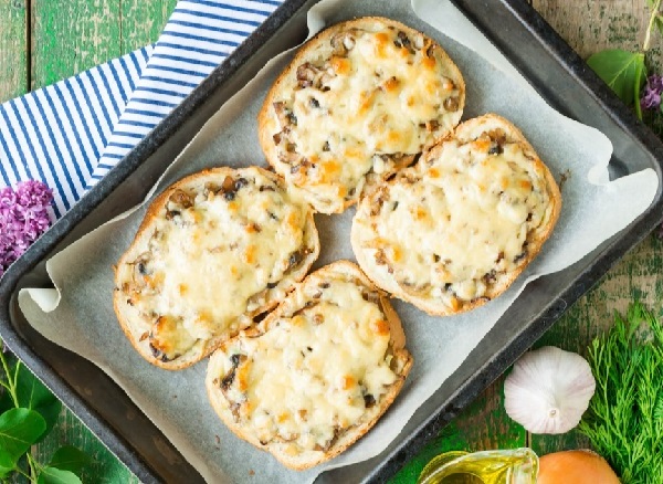 Вкусные горячие бутерброды в духовке