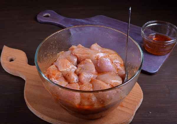 Шашлык в духовке на противне из курицы