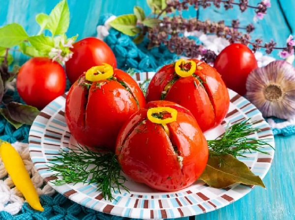 Закуска из помидор с перцем и чесноком