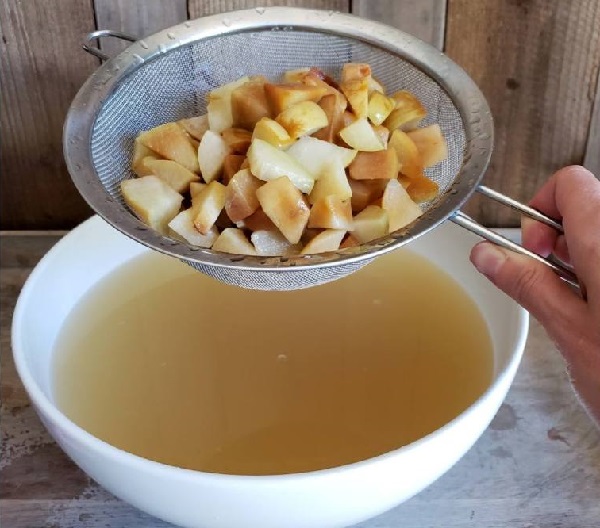 Процеживаем смесь, отделяя яблоки