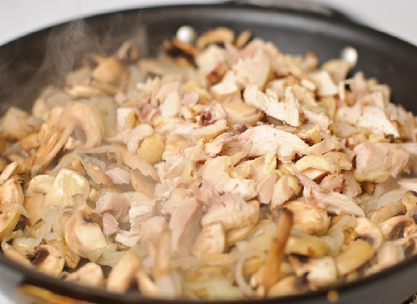 Жульен с грибами и курицей со сливками