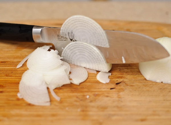 Лук режем полукольцами