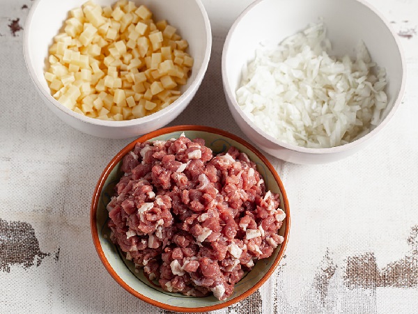 Нарежьте мелко продукты для начинки