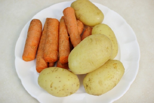 Отварить картошку и морковь в кожуре