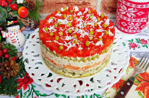 Салат с куриным филе огурцами грибами