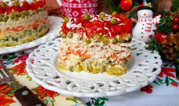 Салат с куриным филе и перцем
