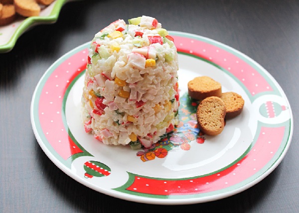Салат с креветками крабовыми палочками и кукурузой