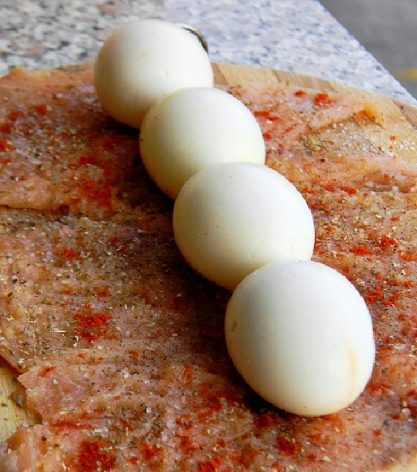 Рулет из куриных грудок с начинкой