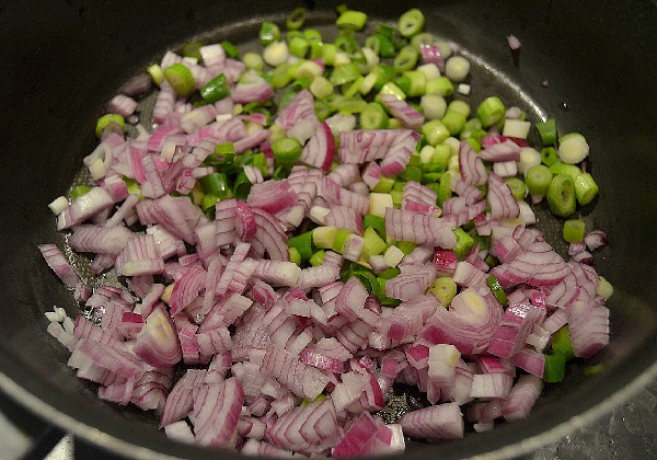 Рис с замороженными овощами на сковороде