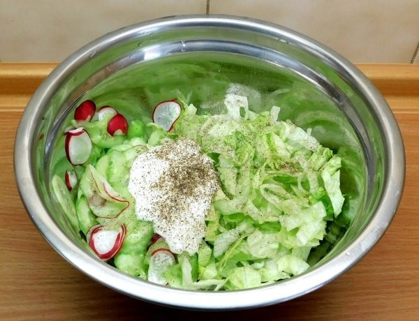 Салат из свежей молодой капусты с огурцом