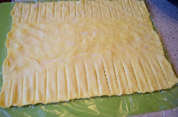 Пирог со слоеного теста с курицей