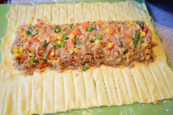 Пирог курица с грибами из слоеного теста
