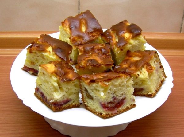 Пирог с яблоками в духовке на кефире