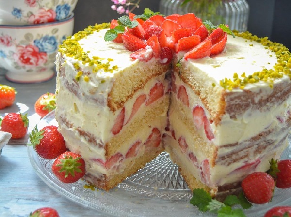 Торт с клубникой и заварным кремом бисквитный