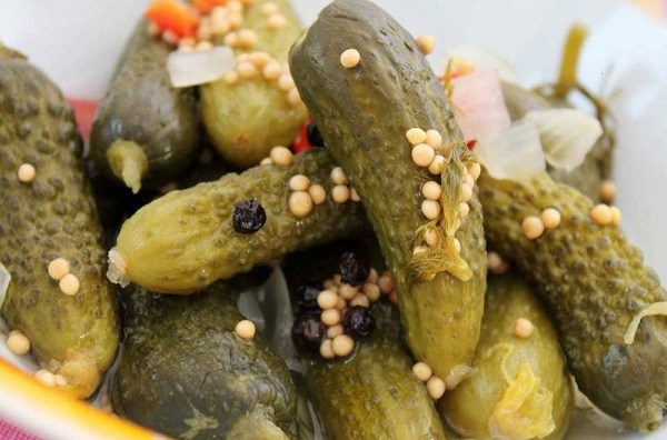 Маринованные огурцы с зернами горчицы