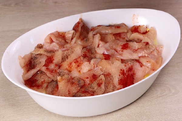 Вкусная куриная грудка в духовке с картошкой