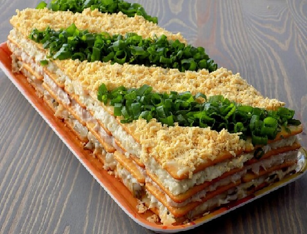 Салат с крекером